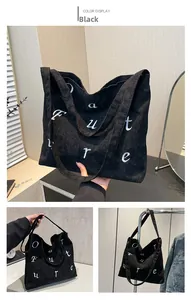 Détail du sac cabas en velours côtelé noir avec broderie Future blanche et large bandoulière