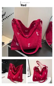 Vues détaillées du sac cabas en velours côtelé rouge montrant la broderie et l'intérieur
