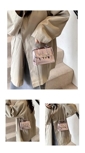 Detalles del mini bolso cuadrado en charol oro rosa con estrella metálica y cadena