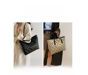 Sac fourre-tout matelassé en noir et or champagne montrant deux styles de portage