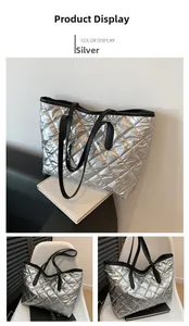 Détail du grand sac cabas argenté matelassé avec poignées en cuir noir élégant