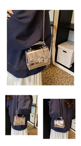 Detalle de mini bolso de charol plateado con hebilla de estrella y cadena