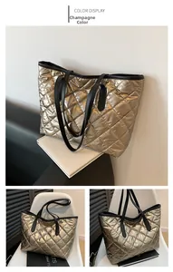 Détail du sac cabas matelassé or champagne avec coutures en losanges et anses en cuir