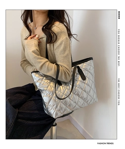 Détail du grand sac cabas argenté matelassé avec des poignées noires élégantes