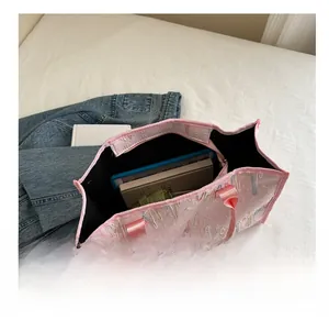 Intérieur du sac cabas rose montrant une grande capacité pour tablette et livres