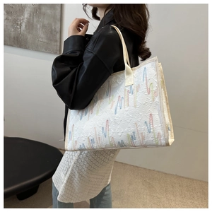 Grand sac cabas avec broderie ondulée colorée et fermeture éclair en métal robuste