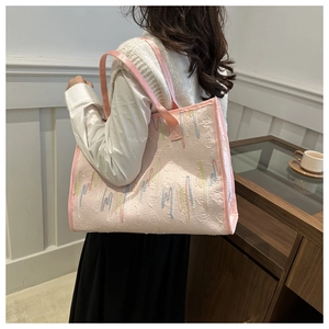 Détail du sac cabas rose brodé montrant sa grande capacité et sa texture de tissu tissé