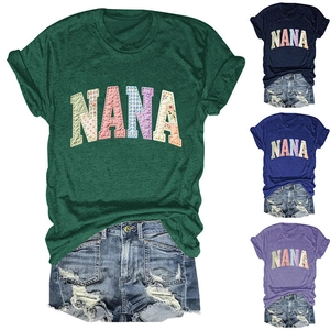 Détail du lettrage patchwork floral Nana sur le t-shirt décontracté à col rond pour femme