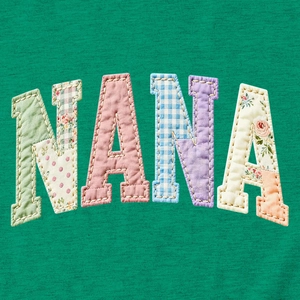 Détail d'appliqué patchwork Nana avec tissu floral et à carreaux sur T-shirt vert
