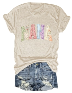 Détail d'un t-shirt beige Nana avec appliqué patchwork et short en jean vieilli