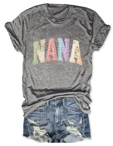 Détail du t-shirt gris avec motif NANA en patchwork et mini short en jean délavé