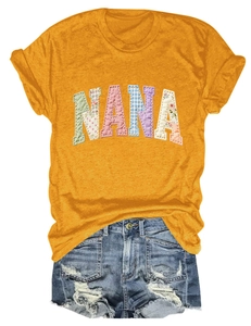Détail de l'applique patchwork NANA colorée sur le T-shirt en coton jaune moutarde