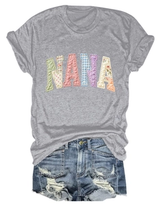 Détail du lettrage patchwork Nana sur t-shirt gris et short en jean usé et déchiré