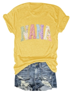 Détail du t-shirt Nana jaune moutarde et du short en jean bleu clair délavé avec patchs