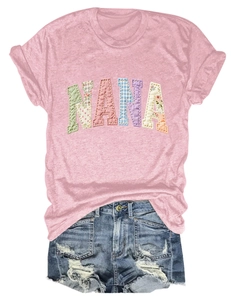 Détail d'un t-shirt rose en coton avec lettrage NANA en patchwork et coutures apparentes