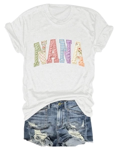 Détail de l'imprimé patchwork coloré NANA sur un t-shirt en coton blanc pour femme