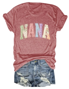 Détail du t-shirt rouge brique avec lettres NANA en patchwork et short en jean