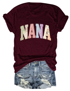 Détail de l'imprimé patchwork Nana sur t-shirt bordeaux et short en jean vieilli