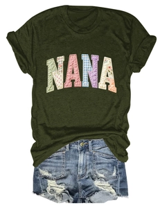 Détail d'un t-shirt vert armée avec lettres NANA en patchwork de tissus fleuris