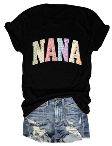 Détail du t-shirt imprimé Nana patchwork avec short en jean délavé usé