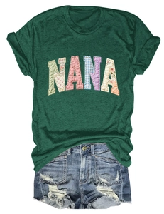 Détail des lettres patchwork Nana sur un T-shirt en coton vert foncé avec short en jean
