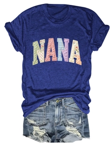 Détail du t-shirt bleu marine à imprimé Nana et short en jean vieilli