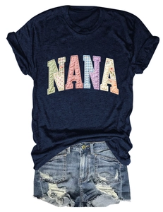 T-shirt bleu marine avec patchwork NANA et short en jean déchiré effet délavé à plat