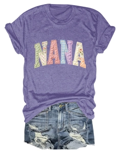 Détail du t-shirt violet avec broderie patchwork NANA et short en jean déchiré tendance