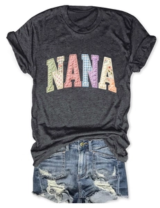 Détail de l'applique patchwork Nana sur t-shirt gris avec short en jean délavé