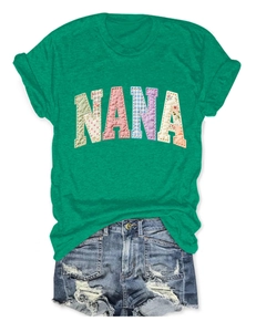 T-shirt vert avec patchwork NANA et short en jean vieilli posés sur un fond blanc pur