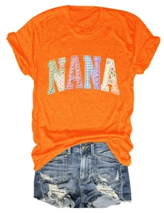 Détail du t-shirt orange à col rond avec patch NANA et short en jean bleu délavé