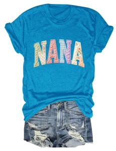 Détail du patchwork Nana sur un t-shirt bleu avec un short en jean délavé et usé