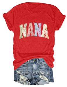 Détail du t-shirt rouge avec patchwork NANA et short en jean bleu délavé et déchiré