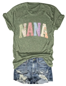 Ensemble d'été à plat avec t-shirt Nana vert armée et short en jean vieilli bleu