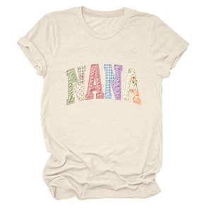 Détail de l'applique patchwork Nana aux motifs floraux sur un t-shirt beige à manches