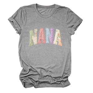Gros plan sur l'applique patchwork NANA du t-shirt gris à col rond en mélange de coton