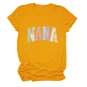 Détail du t-shirt en coton jaune avec broderie en patchwork coloré du mot NANA