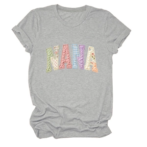 Détails du lettrage Nana en patchwork floral et à carreaux sur un t-shirt gris en coton