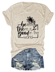 Détail du t-shirt avoine avec slogan et short en jean bleu avec détails déchirés