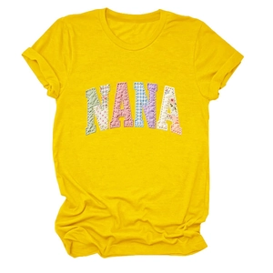 Détail de l'applique patchwork Nana sur t-shirt jaune à manches courtes et motifs