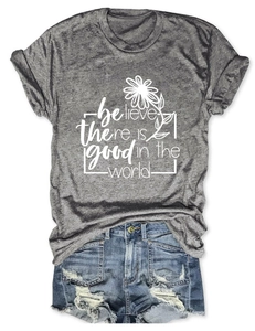 Détail à plat du t-shirt gris anthracite avec imprimé graphique Believe There Is Good