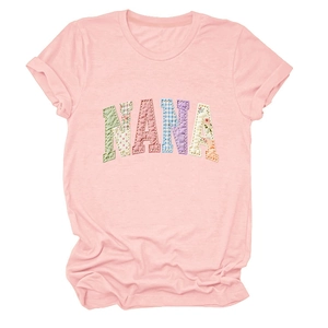 Gros plan détaillé du t-shirt en coton rose avec lettres NANA appliquées cousues à la main