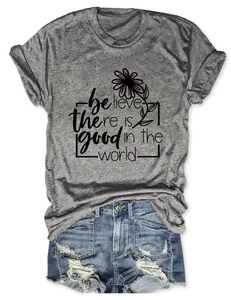 T-shirt gris avec motif marguerite et short en jean vieilli sur fond blanc