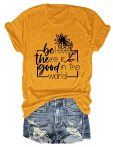 Détail de t-shirt jaune avec motif marguerite et short en jean bleu délavé