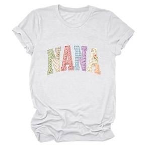 Détail de l'imprimé floral Nana en patchwork sur un t-shirt blanc à manches courtes femme