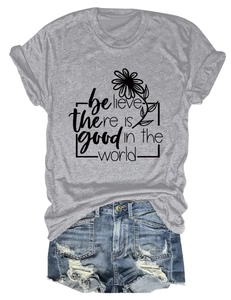 Détail du t-shirt gris avec imprimé marguerite et short en jean délavé à plat