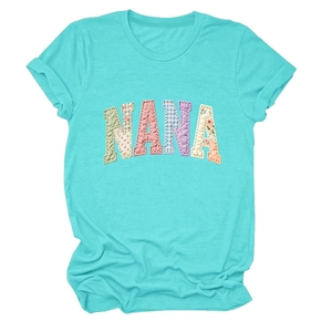 Détail du t-shirt Nana turquoise avec broderie en patchwork et motifs floraux