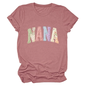 Détail du lettrage en patchwork Nana sur un t-shirt à col rond de couleur mauve rose