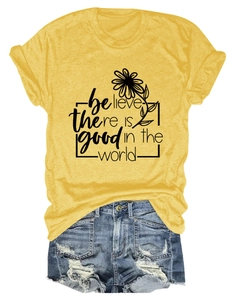 T-shirt jaune imprimé avec short en jean déchiré montrant les détails des textures
