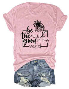 Détail d'un t-shirt rose à col rond avec motif marguerite et slogan inspirant